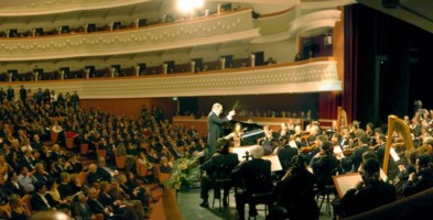 Ennio Morricone durante uno dei suoi concerti al Politeama di Catanzaro
